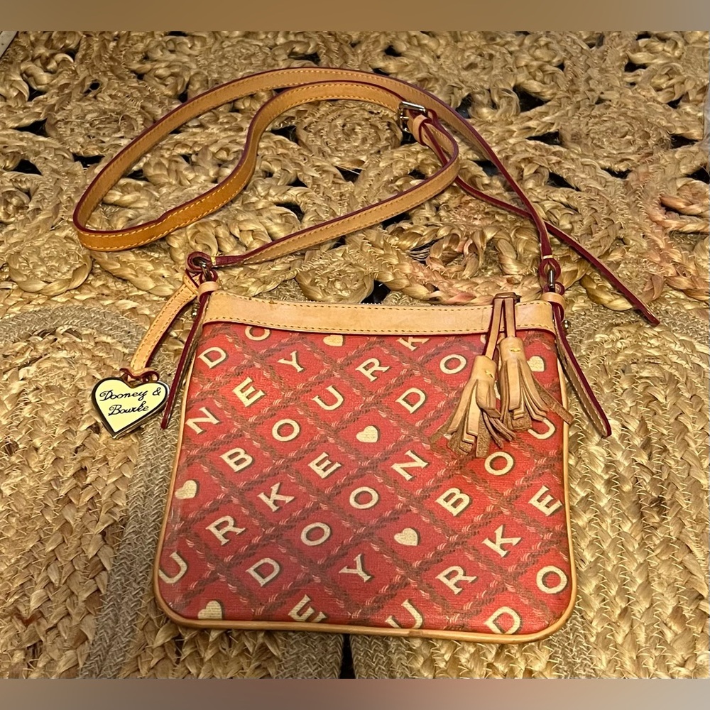 ❤️Vintage Dooney & Bourke “Heart Design” Crossbody Bag